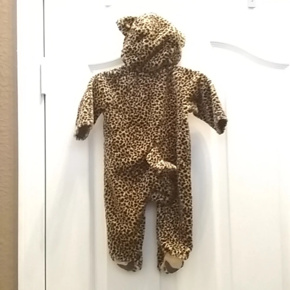 FINAL MARKDOWN Old navy hooded leopard sleeper 0-3 months